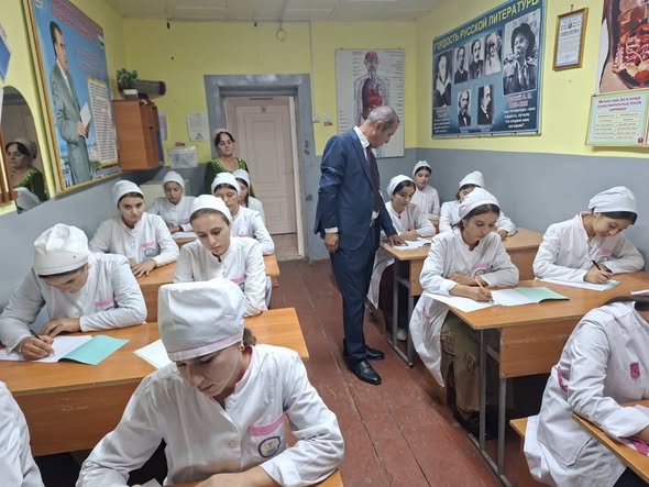 Иншои беҳтарин бахшида ба Рӯзи забони давлатӣ дар МДТ «Коллеҷи тиббии шаҳри Ҳисор»